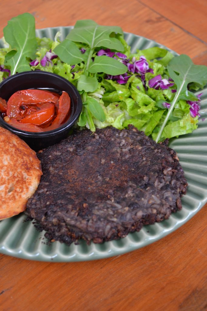 Foto de hambúrguer vegano do Dopê Casual Food, feito com feijão preto