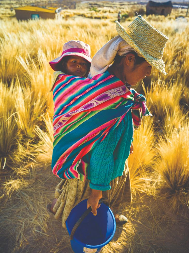 Mãe e filho nas imediações do lago Poopó, na Bolívia. Foto: Érico Hiller