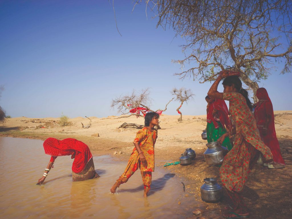 No Rajastão, na Índia, mulheres pegam água em fonte desprotegida. Foto: Érico Hiller