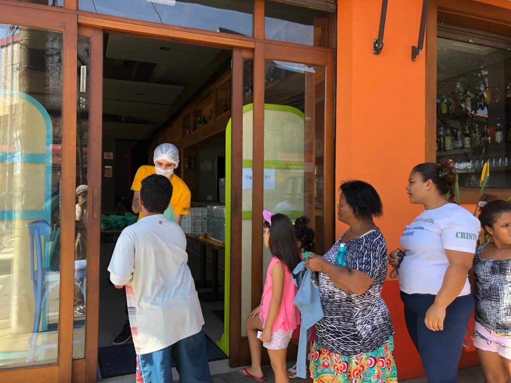 Restaurante Mocotó distribui marmitas em meio à crise da pandemia de coronavírus