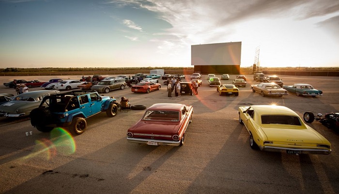 Cine Drive-In, em Brasília, segue funcionando em meio à pandemia